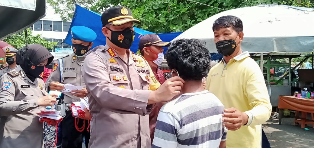 Kapolresta Pekanbaru Bagikan Ratusan Masker Di Pasar Rumbai Pesisir