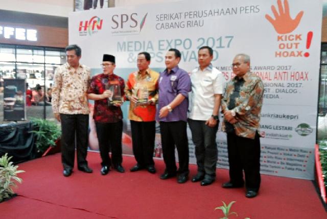 Bupati Inhil Terima Award Media Relasinship  Dari SPS Riau
