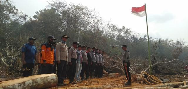 HUT RI ke 74, di Riau Bendera Merah Putih Dikibarkan di Lokasi Karhutla