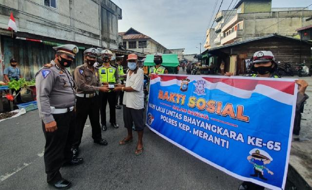 Hari Lalu Lintas Bhayangkara ke-65 Satlantas Polres Meranti Bagi Masker dan Kotak P3K