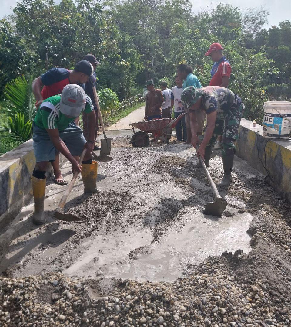 Serda Wahyudi Gotong Royong Bersama Masyarakat Perbaiki Jalan di Desa Batu Gajah