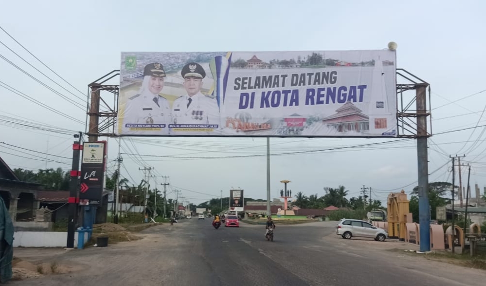 Belum di Lantik, Baliho Rezita-Junaidi Sebagai Bupati dan Wakil Bupati Dipajang Dekat Gerbang Pontong