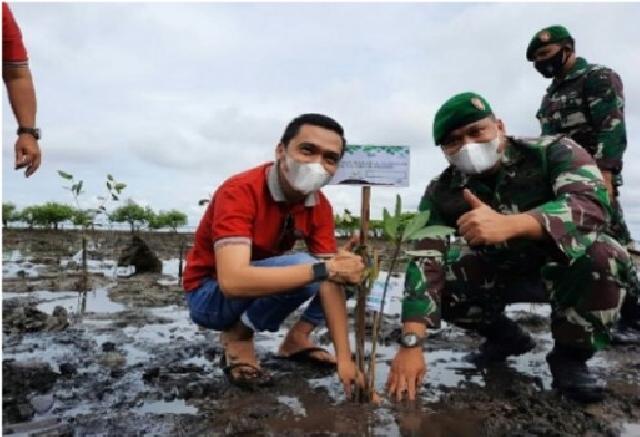 Jasa Raharja Riau Tanam Pohon Bakau di lahan Koservasi Pesisir Pantai Dumai