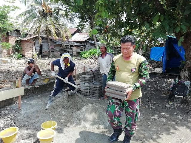 Babinsa Sertu Solikhin, Bantu Pembuatan Dapur Milik Warga Desa Pesikian