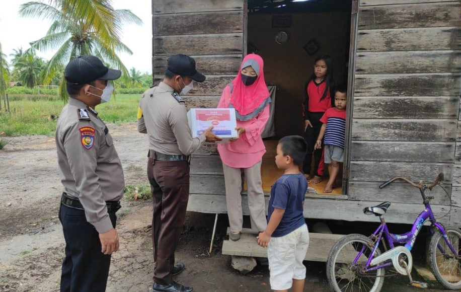 Polisi di Tebingtinggi Barat Door to Door Bagikan Sembako Ke Warga Terdampak Pandemi Covid-19