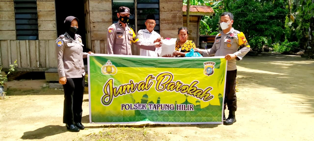 Polsek Tapung Hilir Bagikan Paket Sembako di Desa Suka Maju, Hadi Warsito: Bukti Polri yang PRESISI