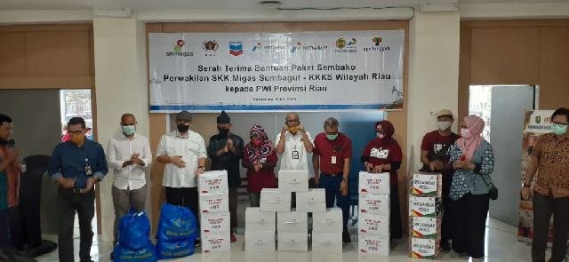 SKK Migas dan KKKS Serahkan Paket Sembako ke PWI Riau