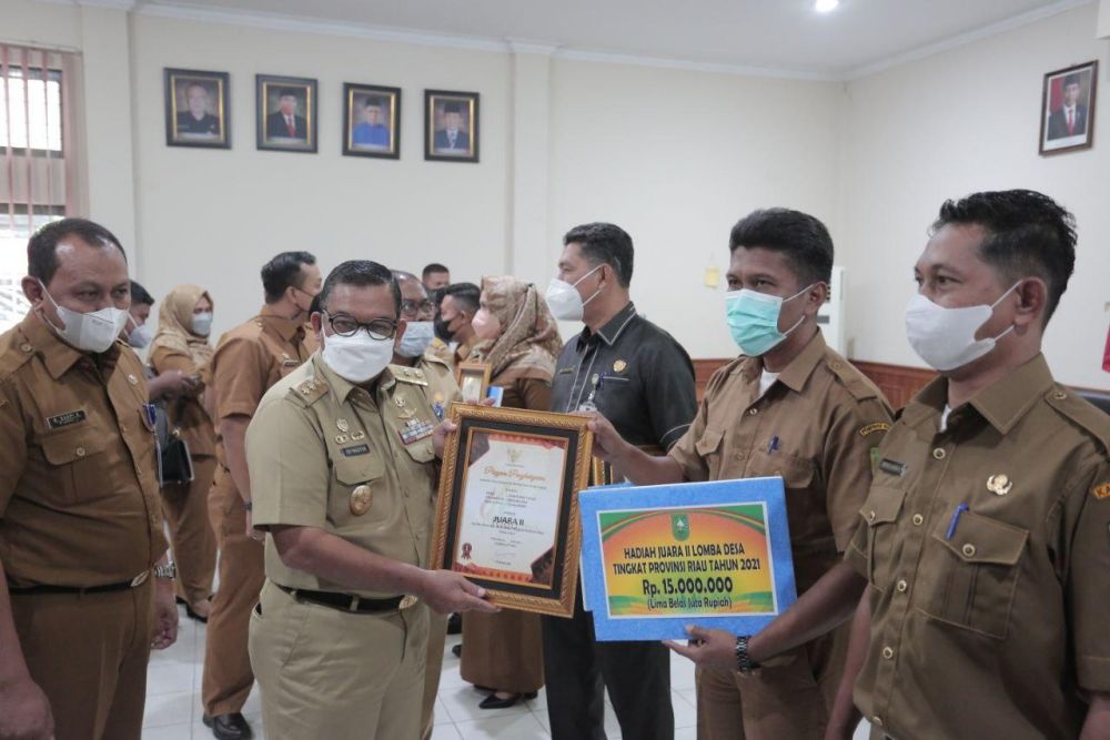 Wagubri Serahkan Piagam Penghargaan Lomba Desa/Kelurahan Tingkat Provinsi Riau 