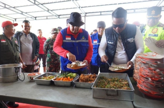 Makan Bersama Masyarakat di Dapur Umum, Gubri Apresiasi Bupati Zukri Cepat Tanggap Musibah Banjir