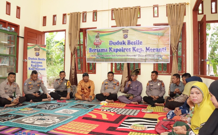 Silaturahmi Duduk Besile di Desa Kuala Merbau, Kapolres Meranti Ajak Masyarakat Bersinergi Jaga Kamtibmas