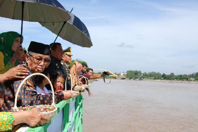 Bupati Inhu Terimah Buku Dari Kepala LVRI Provinsi Riau