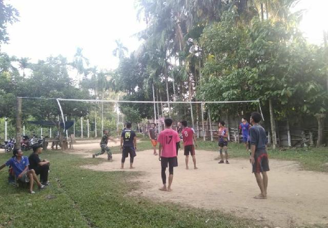 Jalin Kebersamaan, Serda Indra Jalil Olahraga Bersama Warga Desa Kampung Baru