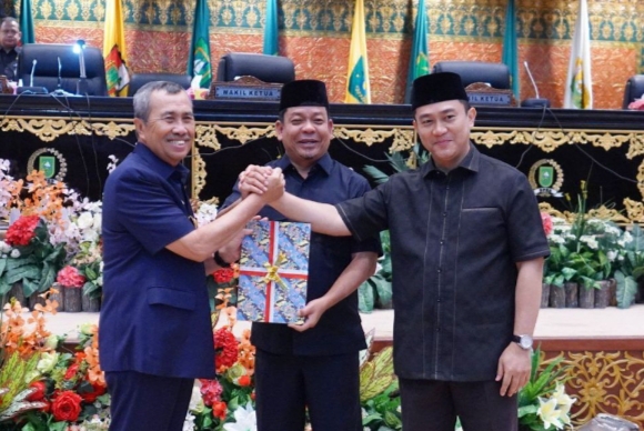 Gubri Sampaikan Nota Pengantar Raperda Perubahan APBD Riau 2023