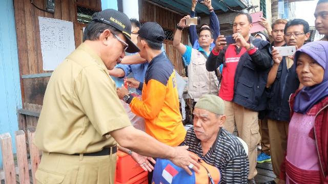 HM Wardan Kunjungi Korban Tanah Longsor di Kuala Enok
