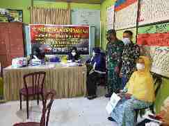 Komandan Koramil 05/Prp Bersama Babinsa Pantau Kegiatan Vaksinasi di Kantor Desa Gumanti