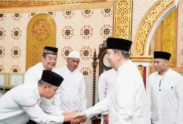 Kapolda Riau Laksanakan Sholat Subuh Berjamaah dan Safari Ramadhan di Masjid Nurul Ikhlas