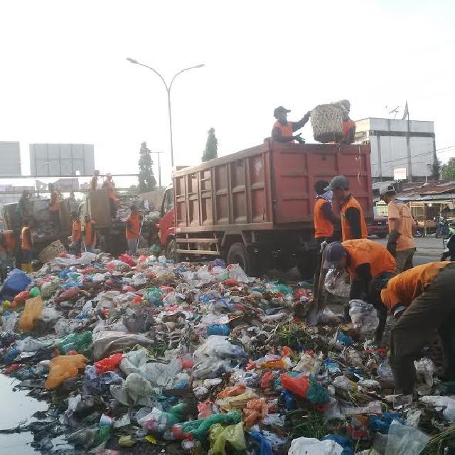 25 Pasukan Orange Gotong Royong Angkut Tumpukan Sampah di Pajak Lama Bagan Batu