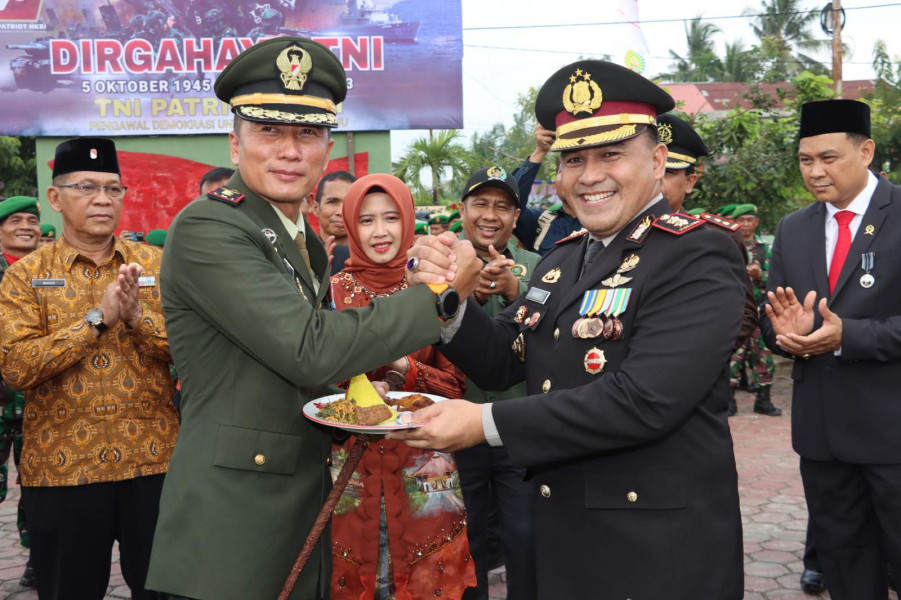 Puncak HUT TNI, Kapolres Inhu Berikan Surprise Untuk Dandim 0302 Inhu