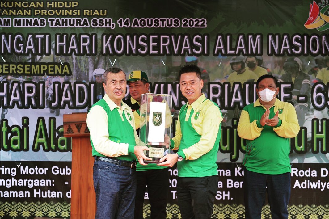 Bupati Afrizal Sintong Terima Trophy Penghargaan Kota Terbersih Tingkat Provinsi Riau tahun 2022