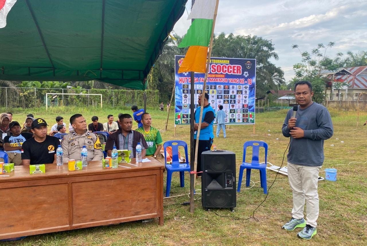 Sastrawan Dodi Irawan Tendang Bola Pertama di HUT Desa Tani Makmur