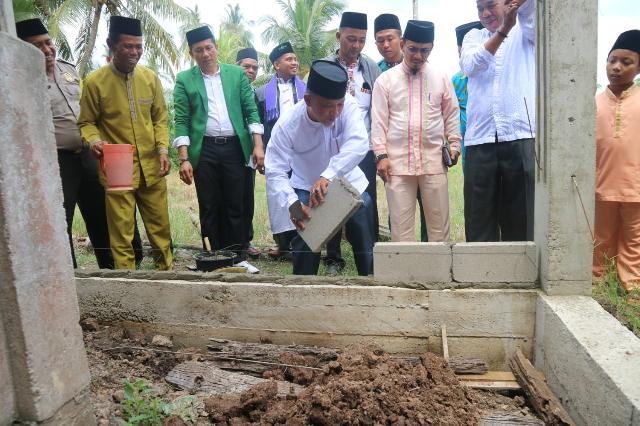 Ketua Komisi 1 Hadiri Tabligh Akbar Dan Peletakan Batu Pertama Masjid Baiturrahim Desa Bina Maju