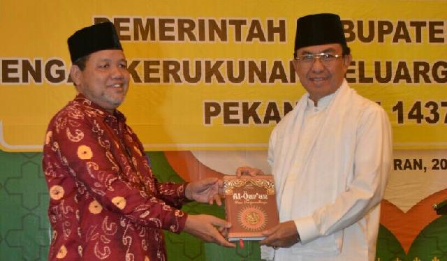 Bupati Inhil Terima 350 Al-Quran dari KKIH Pekanbaru