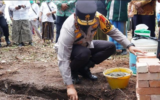 Kapolda Riau Letak Batu Pertama Pembangunan 2 Ponpes di Kabupaten Siak