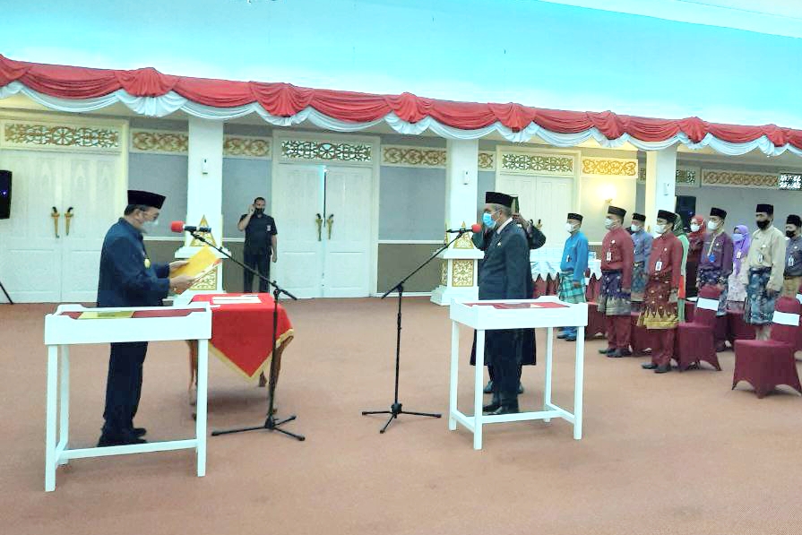 Gubri Lantik DR Kamsol sebagai Kadisdik Riau
