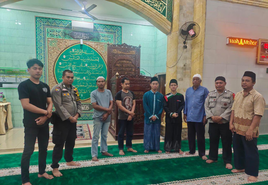 Bhabinkamtibmas Polsek Bukit Raya, Melaksanakan Kegiatan Sholat Magrib Berjamaah di Masjid Sobirin
