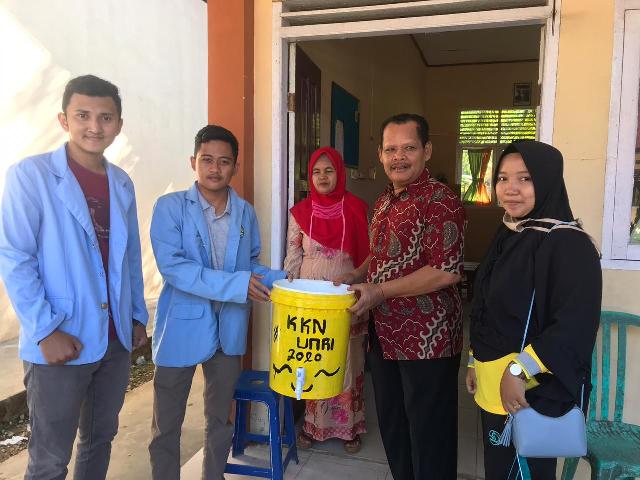 Mahasiswa Kukerta UNRI, Pembagian Kran Cuci Tangan dan Pemasangan Spanduk Covid-19 di Rantau Sialang