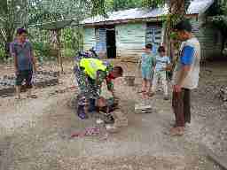 Babinsa Koramil 05/Prp Bantu Warga Cetak Batu Batako di Kec Batang Peranap