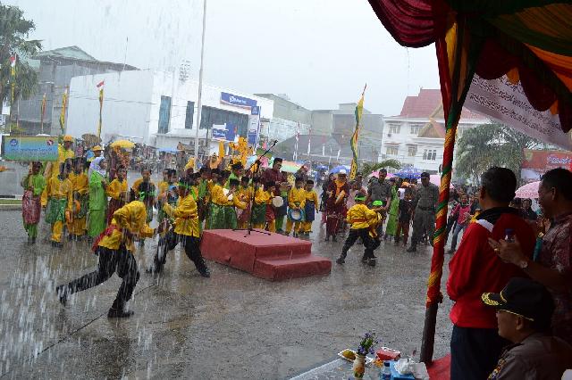 Diguyur Hujan, Peserta Lomba Pawai Karnaval Berlarian