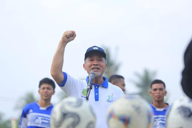 Wabup Meranti Tutup Turnamen Sepak Bola Honorer Cup Tahun 2019