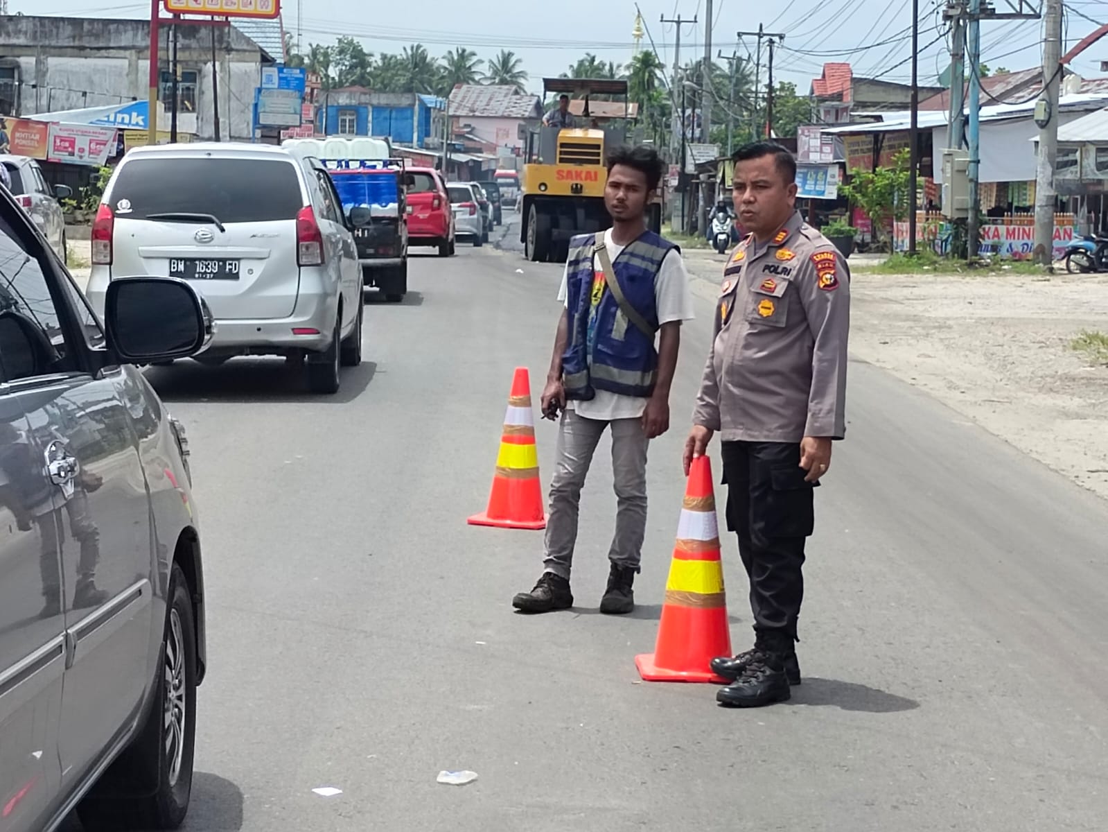 Kapolsek Kampar Turun Langsung Urai Macet di Jalan Lintas Depan Pasar Air Tiris
