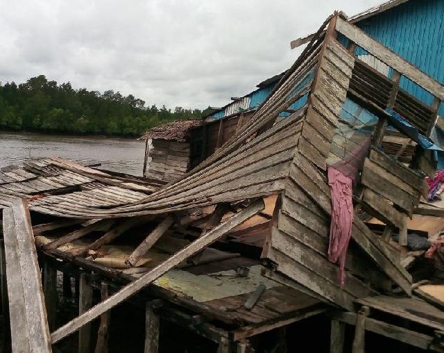 Hujan Lebat Serta Angin Kencang Hancurkan Puluhan Bangunan di Inhil