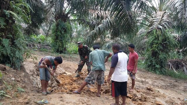 Serda Pirman Bantu Masyarakat Desa Kampung Baru, Perbaiki Jalan Rusak