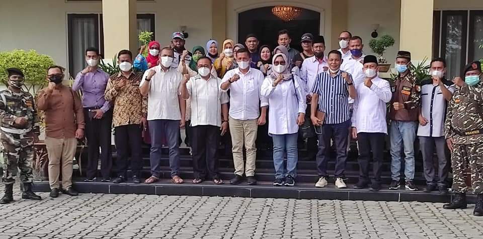 Bupati HM Adil Beserta Istri dan Rombongan di Sambut Sekda dan Kerukunan Keluarga Besar Meranti di Tanjung Balai Karimun
