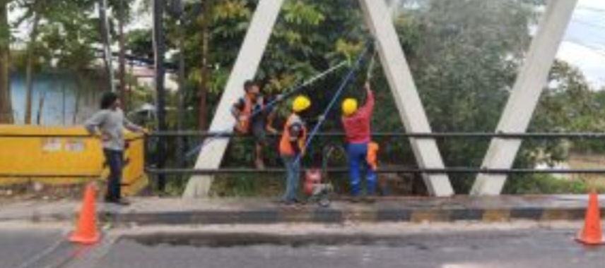 Libur Lebaran, Dinas PUPR Riau Lakukan Pemeliharaan Jembatan Sail Pekanbaru