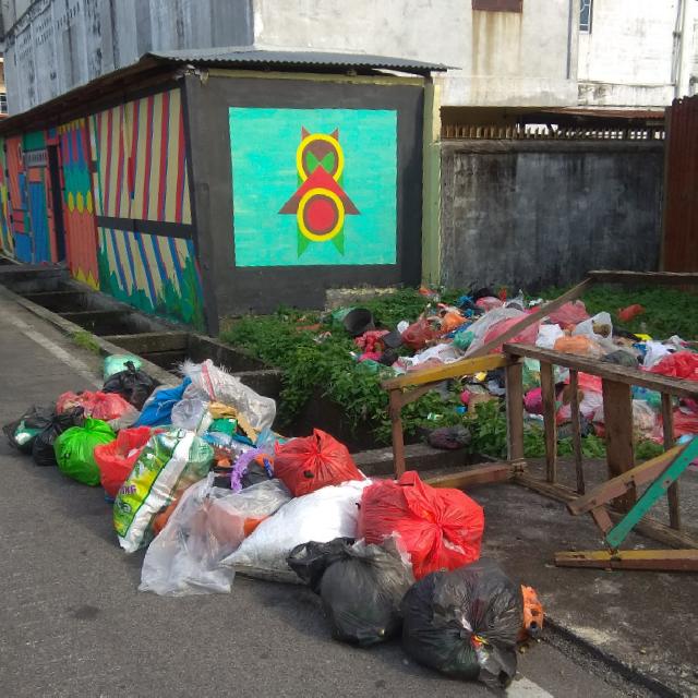 Kembali Sampah Terlihat Menumpuk di Ruas Jalan Alah Air Simpang Rintis