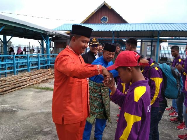Kadisparpora Meranti Lepas 17 Atlet dan Official Ikut Peparpeda Riau
