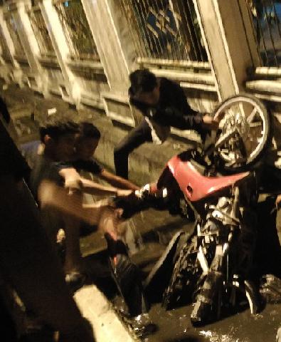 Baru Saja, Tabrakan di Jalan Soebrantas Tembilahan, Salah Satu Korban Masuk Dalam Got