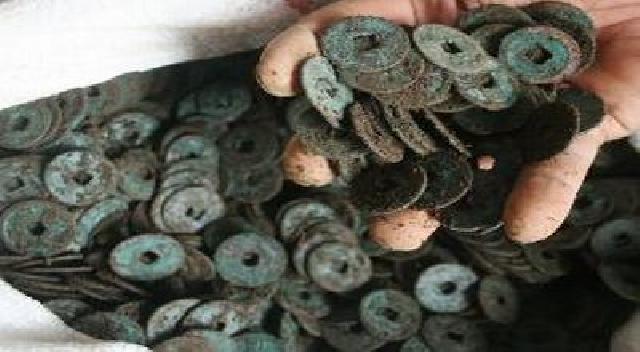 Saat Menyapu, Warga Temukan 13,5 Kg Uang Kuno Zaman Majapahit