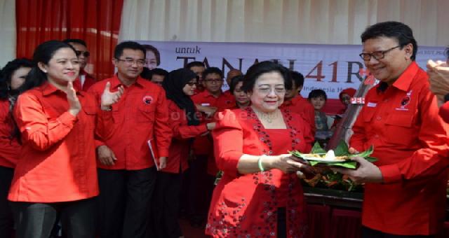 Megawati dengan Anggota Keluarga Besarnya Ziarahi Makam Bung Karno