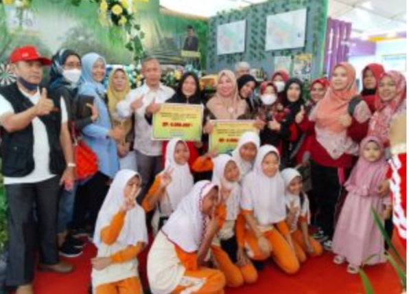 Pemprov Riau Beri Uang Jasa Prestasi Adiwiyata Sebesar Rp92 Juta ke 23 Sekolah