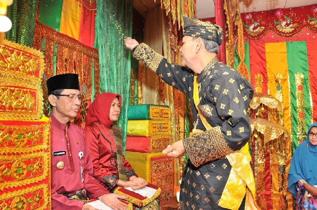 LAM Riau Kabupaten Inhu Tepung Tawar Penjabat Bupati Inhu dan Istri