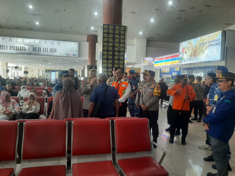 Kapolresta Pekanbaru Dampingi Kapolda Riau, Dalam Peninjauan Posko Arus Mudik 2024 di Bandara SSQ II