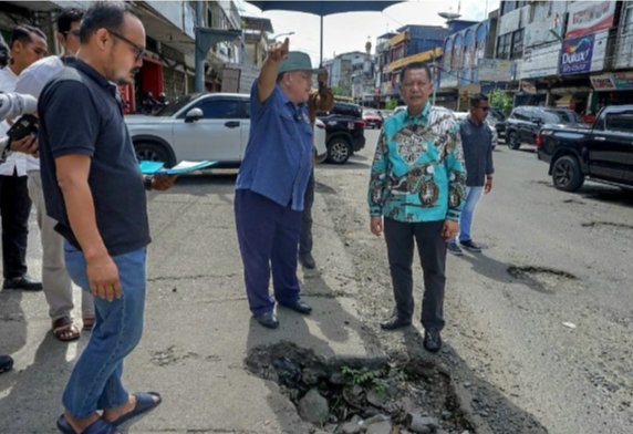 Pj Gubenur Riau Tinjau Jalan Rusak Kota Pekanbaru, Segera Perbaiki Sebelum Idul Fitri