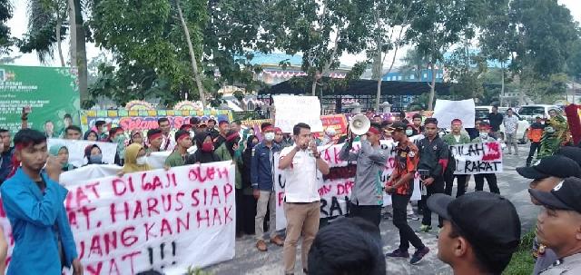 Pelantikan DPRD Meranti di Warnai Unjuk Rasa Aliansi Mahasiswa Meranti (AM3)