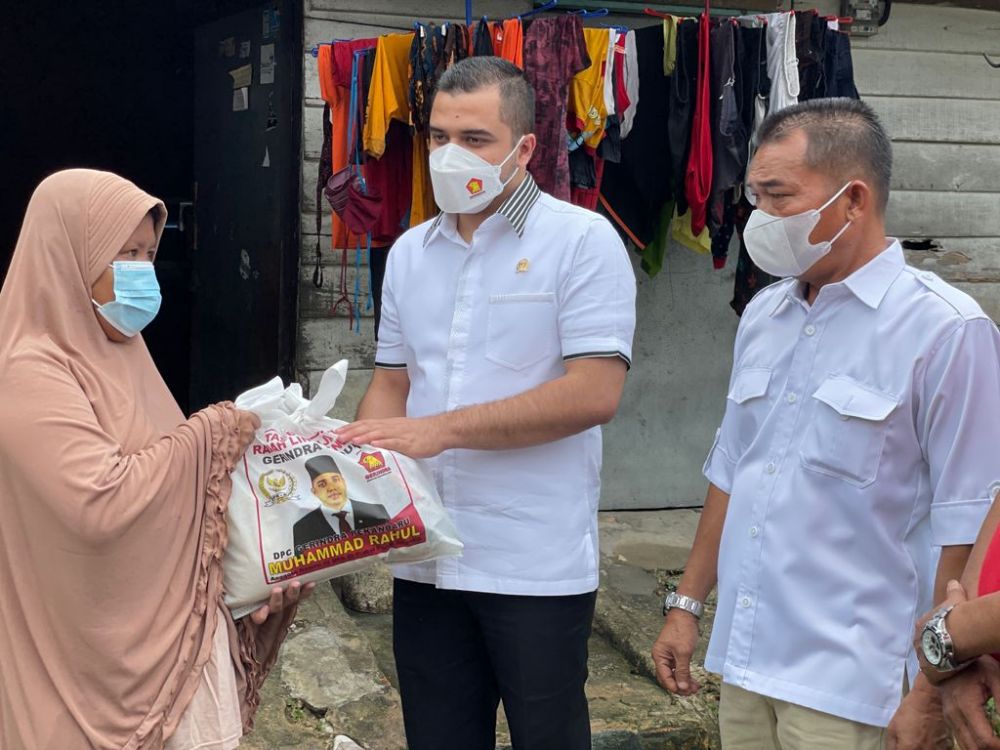 Anggota DPR RI Dapil Riau Bagikan Sembako ke Warga Kecamatan Sail