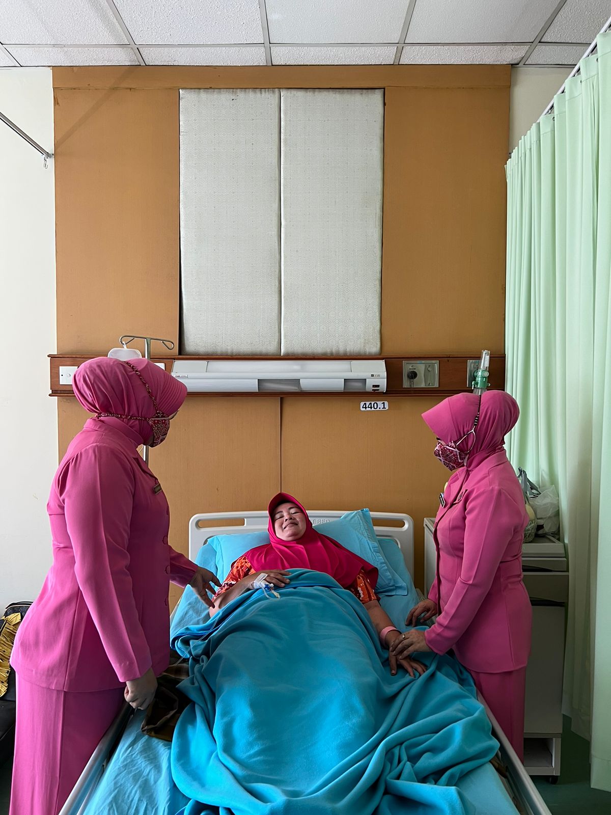 Wujud Kepedulian, Pengurus Bhayangkari Cabang Kampar Jenguk Ibu Ka Sikeu di Rumah Sakit